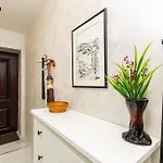 Retreat With Local Charm By Flat Mаnager شقة *